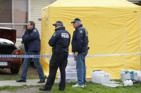 Policie u domu, kde byli podezřelí zatčeni.